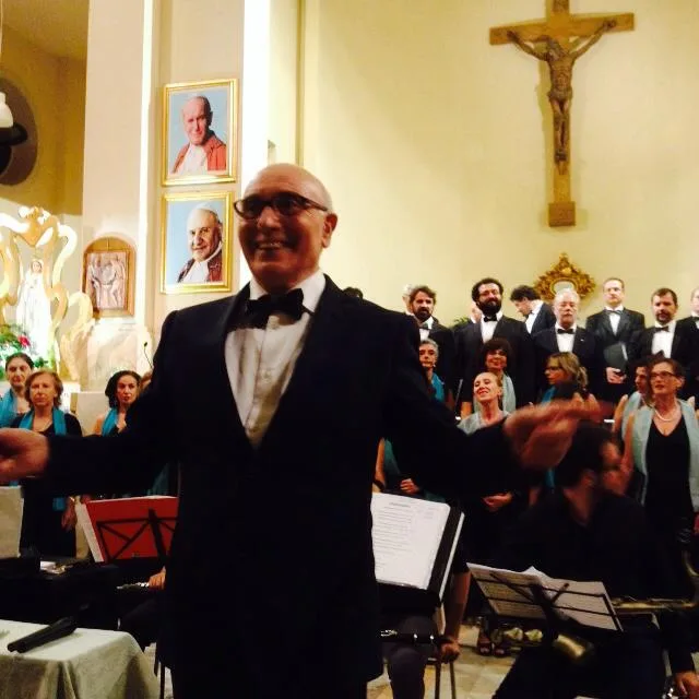 Padre Salvatore Resca dirige il Coro Imago Vocis