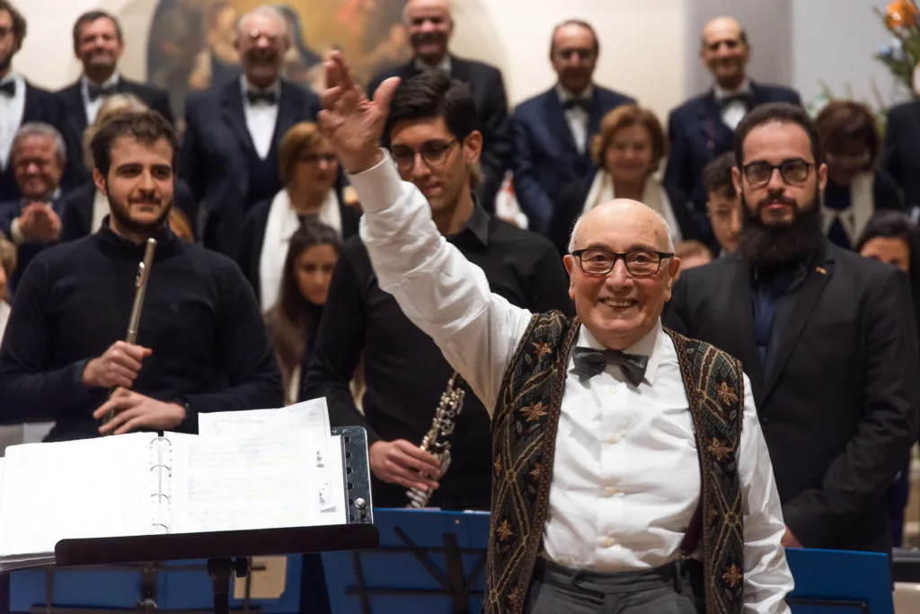 Padre Salvatore Resca saluta il pubblico con i musicisti e il Coro Imago Vocis