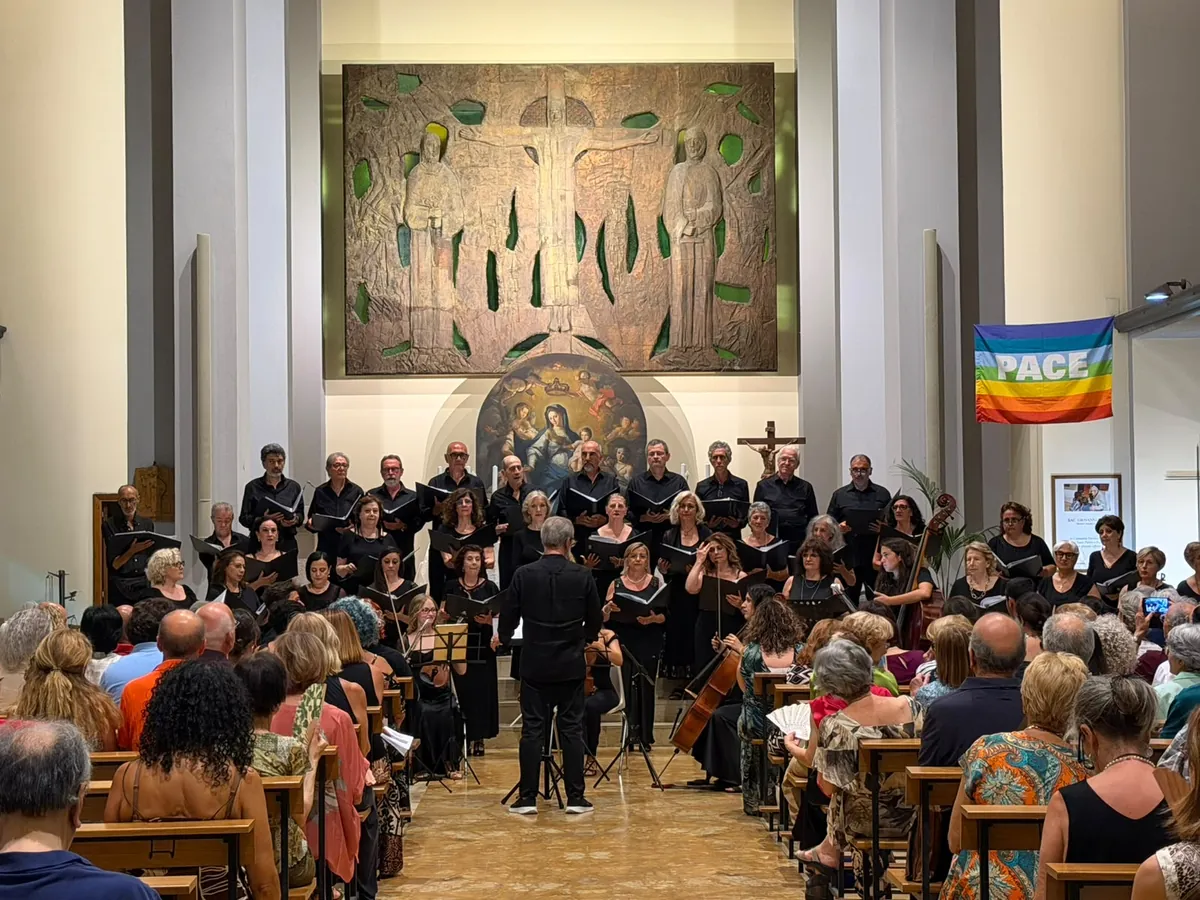 Il Coro Imago Vocis 26 e l’ensemble strumentale durante il concerto, davanti all’altare della Chiesa dei Santi Pietro e Paolo
