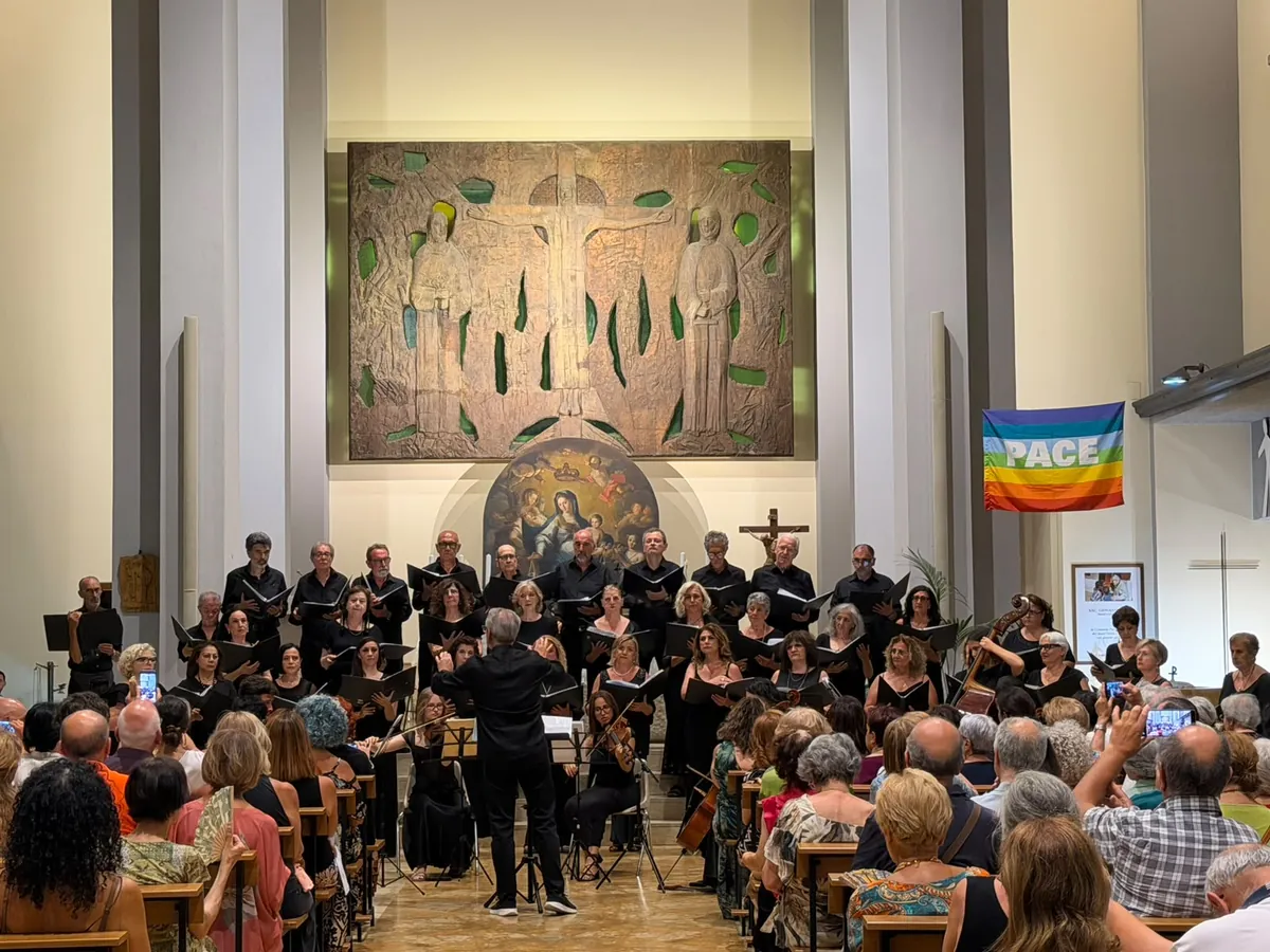 Alfredo Marino dirige il Coro Imago Vocis 26 davanti al pubblico che riempie la chiesa
