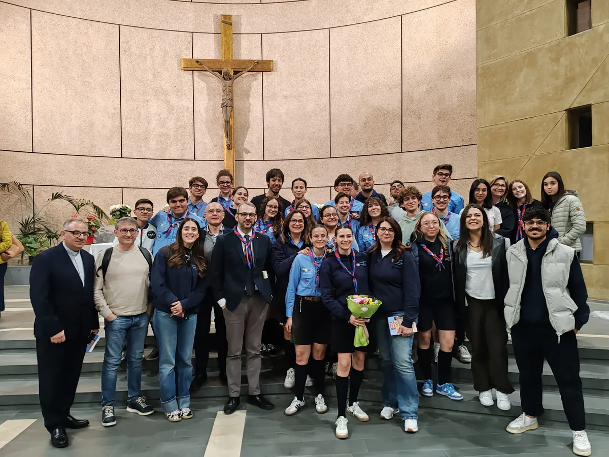 Foto di gruppo a fine serata con i ragazzi dei gruppi scout, gli organizzatori e gli ospiti